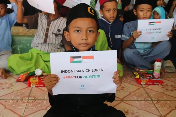 Ratusan Anak Berdoa...