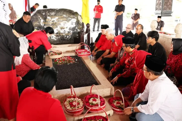 Ganjar-Mahfud Ziarah...