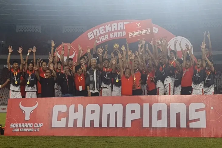 Ganjar Serahkan Piala...