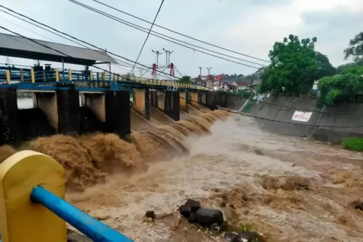 Hujan Deras, Bendung...