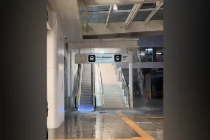 Viral Atap Stasiun Kereta...
