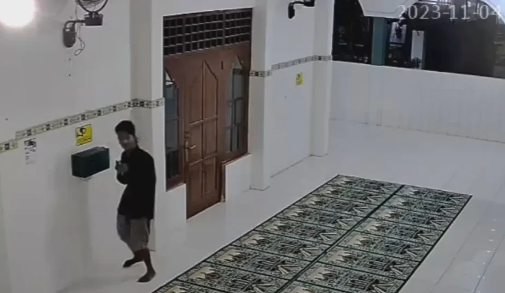 Terekam CCTV, Pria di...
