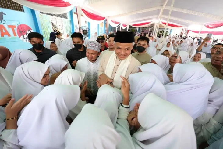 Ganjar Disambut Gegap...
