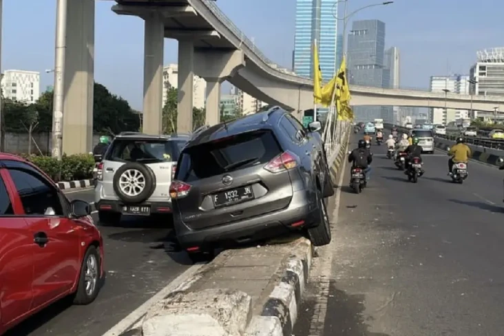Minibus Tabrak Pembatas...