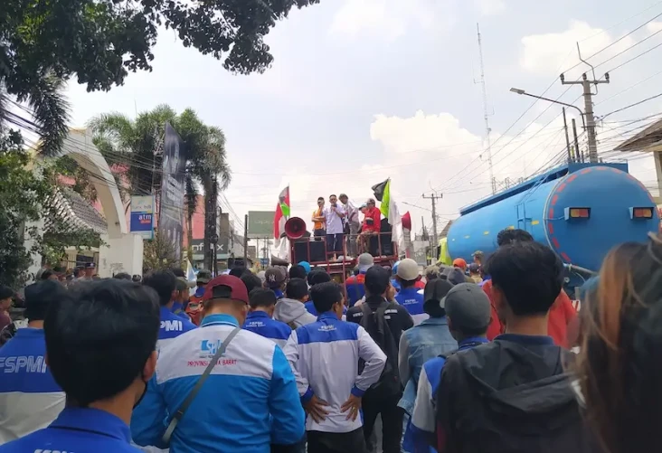 Ratusan Buruh Bandung...