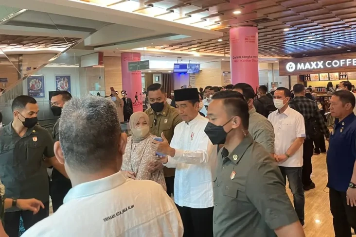 Presiden Jokowi Jenguk...