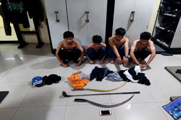 Tenteng Stik Golf hingga...