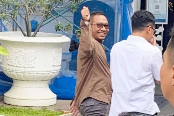 Sambangi Istana, Ayah...
