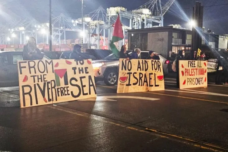 Demonstran Blokir Kapal...