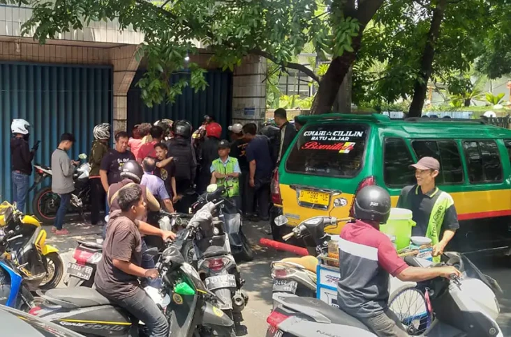 Beraksi Siang Bolong,...