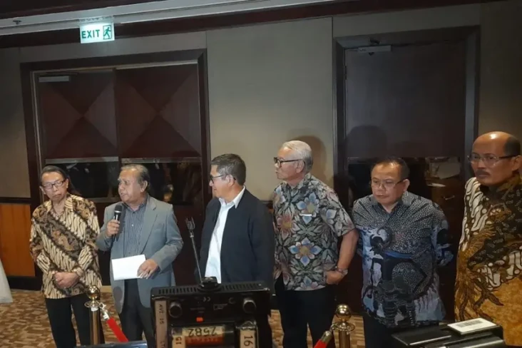 Mantan Hakim Konstitusi...