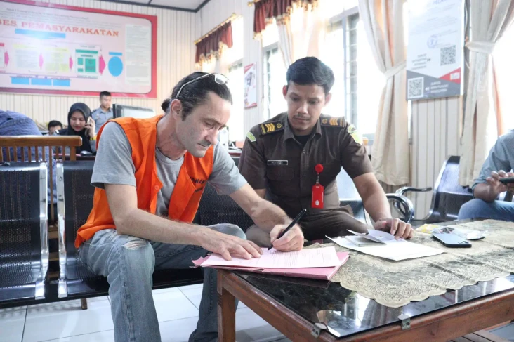 Kejari Semarang Ringkus...