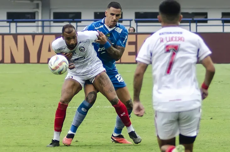 Kejutan Arema Kirim...