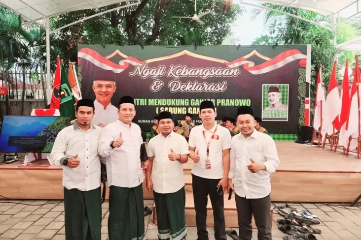 Relawan Sarung Ganjar...