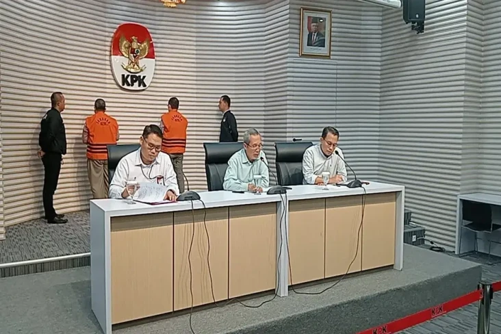 Jadi Tersangka Gratifikasi,...