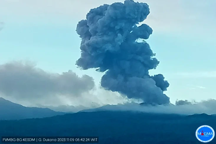 Gunung Dukono Erupsi...