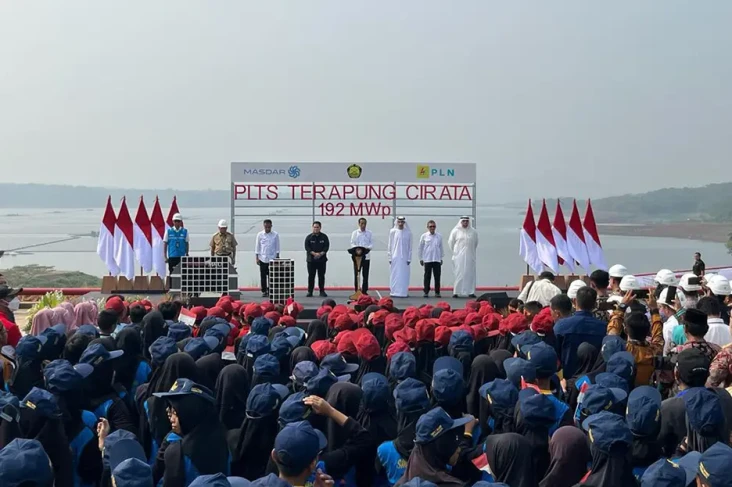 Jokowi Resmikan PLTS...