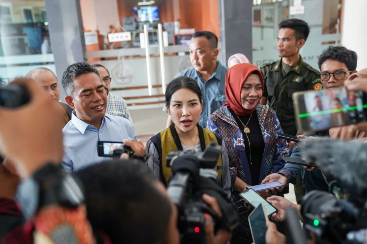 Hadiri Peluncuran Sekolah...