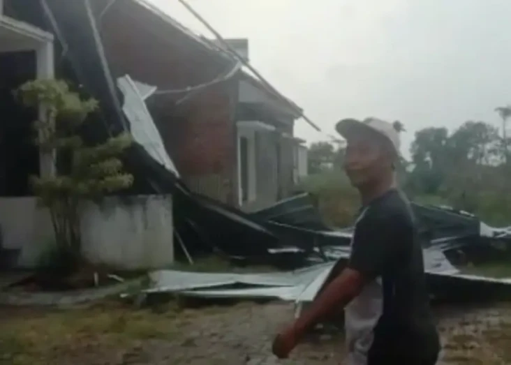 Hujan Disertai Angin...