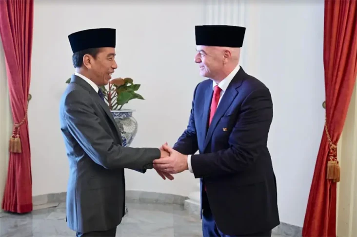 Kenakan Peci Hitam,...