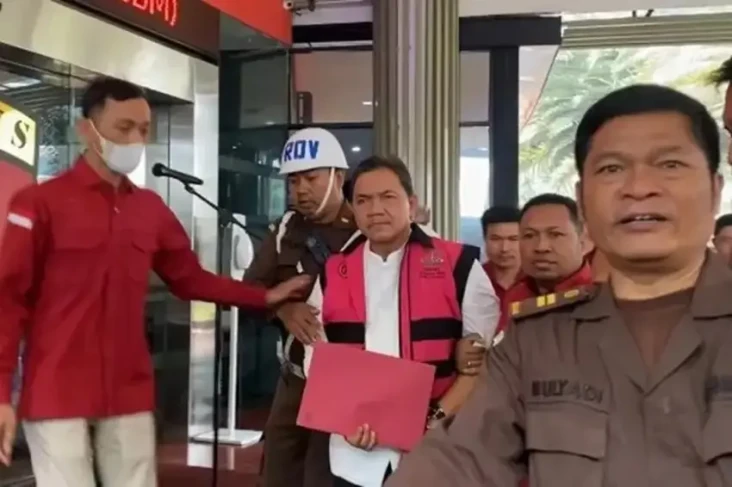 Achsanul Qosasi Tersangka...