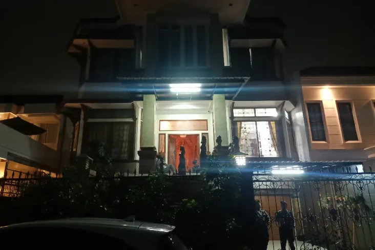 KPK Masih Geledah Rumah...