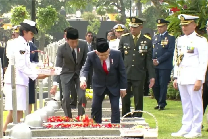 Hari Pahlawan, Jokowi...