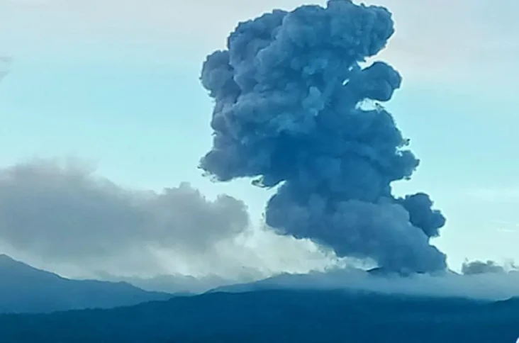 Gunung Dukono Erupsi,...