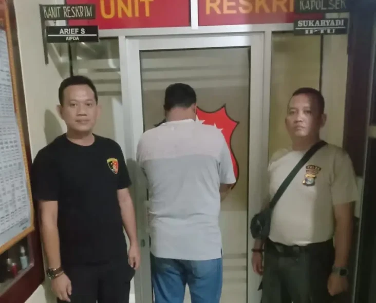 Aniaya Warga yang Nongkrong...