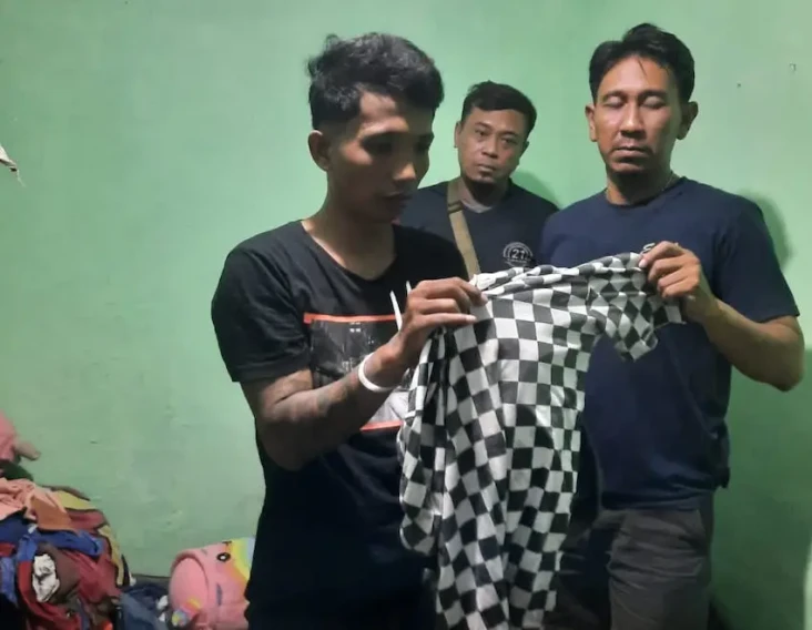 Pria Curi Celana Dalam...