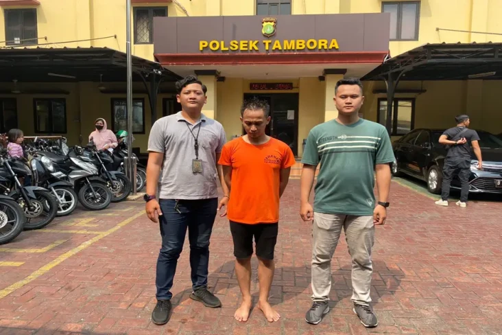 Pria di Tambora ini...