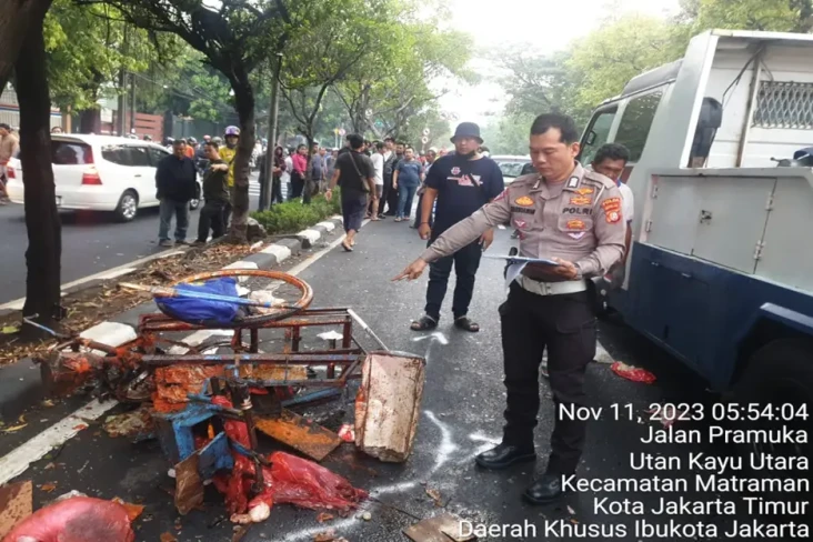 Minibus Tabrak Becak...