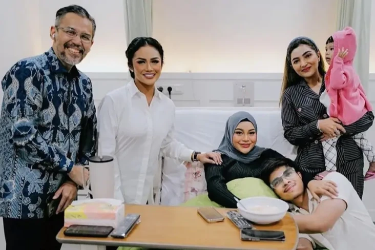 Aurel Hermansyah Melahirkan,...