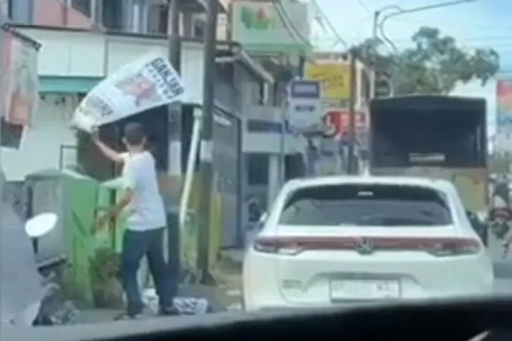 Baliho dan Spanduk Dicopoti...