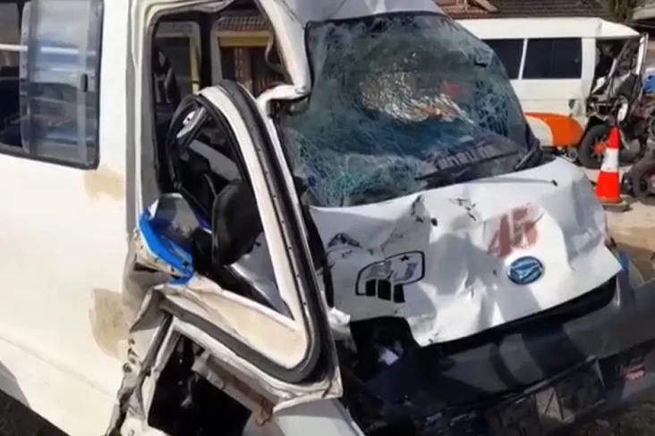 Minibus Tabrak Angkutan...