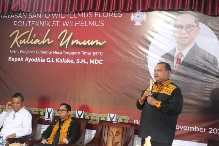 Pj Gubernur NTT Berikan...