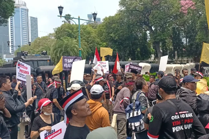 Massa Aksi Datangi KPU...