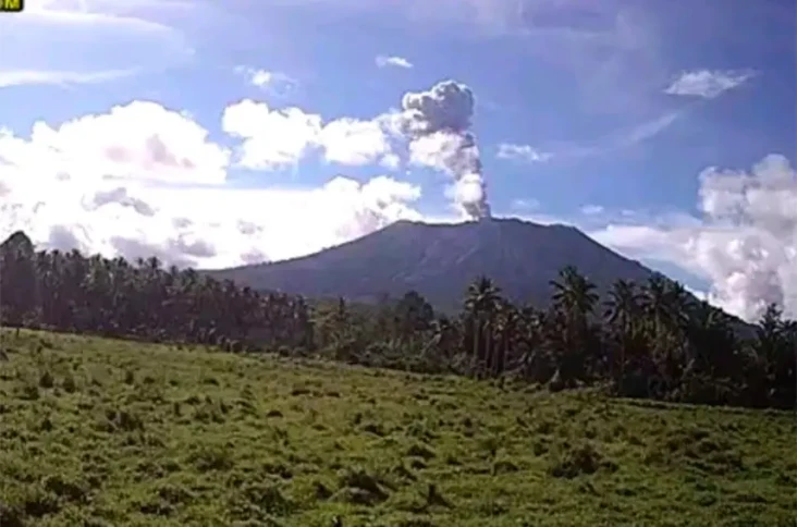 Gunung Ibu Erupsi, Tinggi...