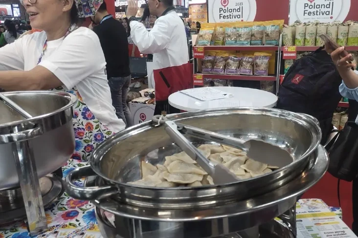 Mencicipi Lezatnya Rrrrrendang...