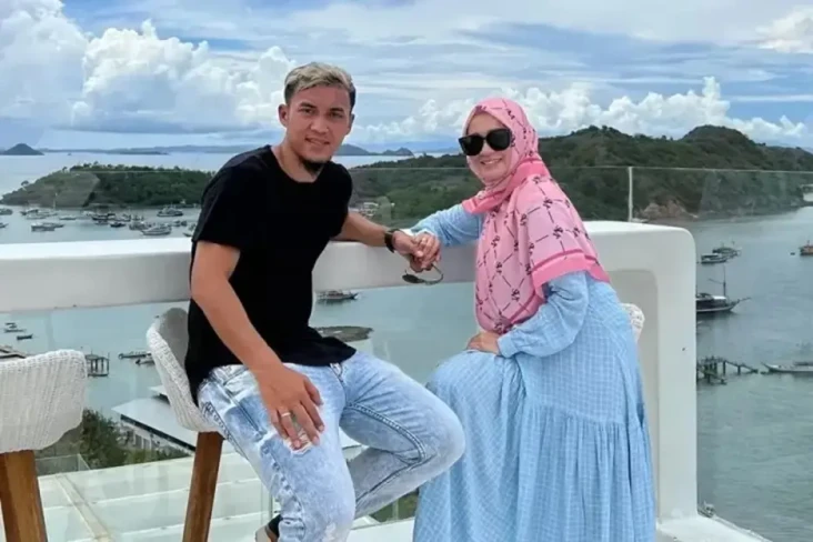 Digugat Cerai Okie Agustina,...