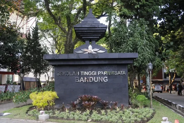 Biaya Kuliah Sekolah...
