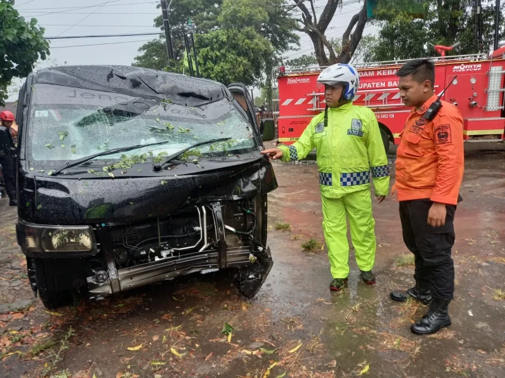 Hujan Deras Disertai...