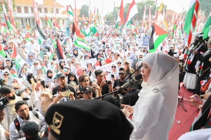 Gubernur Khofifah Berbaur...