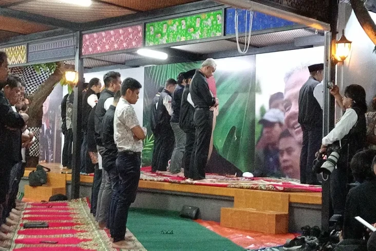 TGB Jadi Imam Salat...