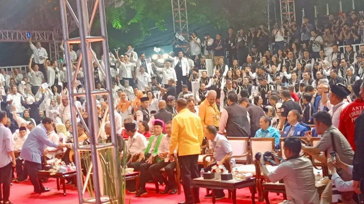 Duduk Samping Ganjar,...