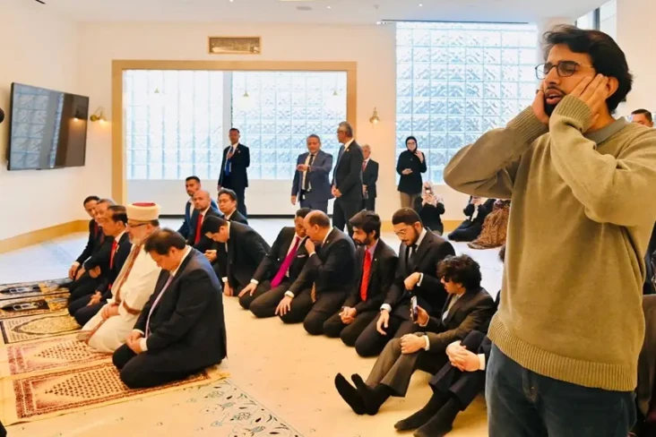 Momen Jokowi Salat Asar...