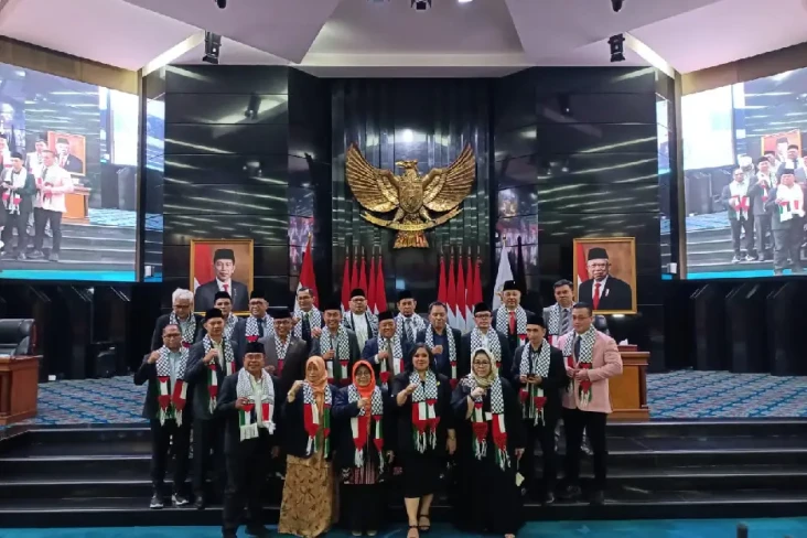 Rapat Paripurna, Anggota...