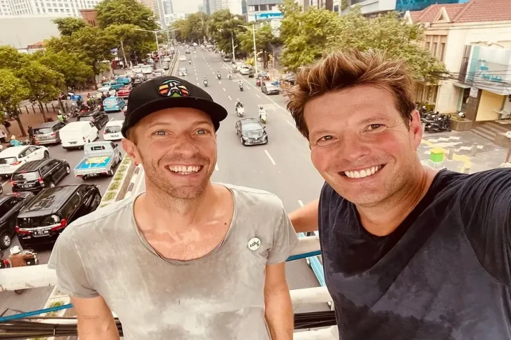 Chris Martin dan Phill...