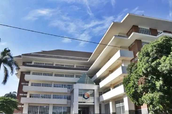 7 Politeknik Negeri...