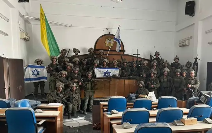 Tentara Zionis Kibarkan...